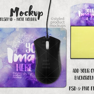 Pode incluir: Um mousepad de aquarela roxo e azul com um mouse de computador preto e o texto "Your Image Here". Também está incluído um porta-notas amarelo com o texto "Your Image Here". O texto "Mockup Mousepad + Note Holder" está na parte superior da imagem.