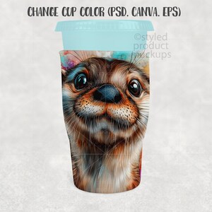 Op de afbeelding: Een herbruikbare beker met een lichtblauw deksel en een wikkelontwerp met een lachende otter. De otter heeft bruine en bruine vacht, met grote, expressieve ogen. De tekst "CHANGE CUP COLOR (PSD. CANVA. EPS)" staat bovenaan.