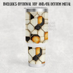 K&ouml;nnte beinhalten: Ein Edelstahlbecher mit einem geometrischen Muster in Wei&szlig;, Schwarz und Orange. Das Design zeigt ein sich wiederholendes Muster unregelm&auml;&szlig;iger Formen. Der Text "INCLUDES OPTIONAL TOP AND/OR BOTTOM METAL" steht oben.