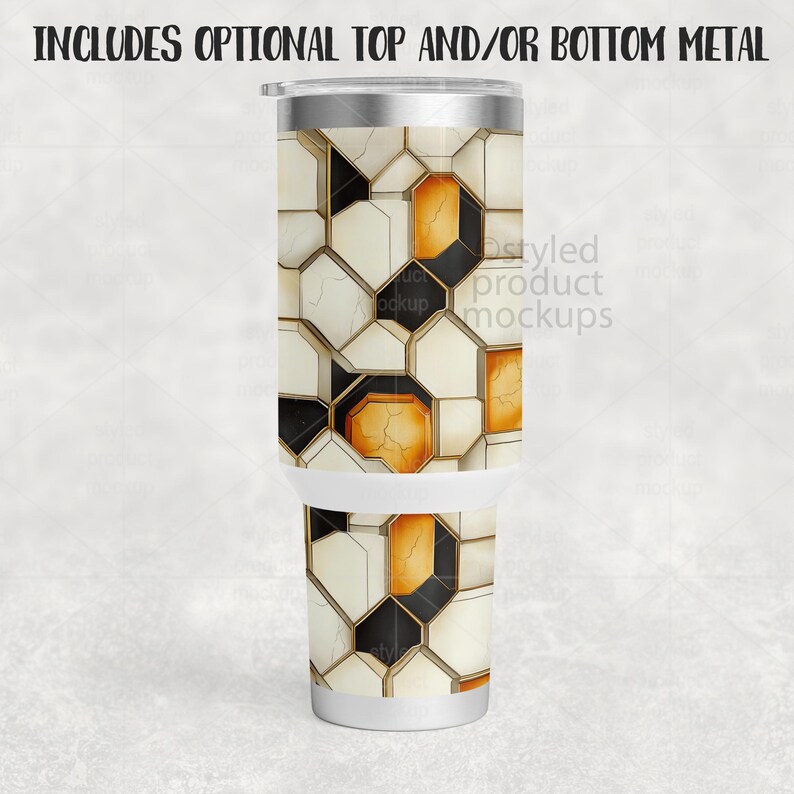 K&ouml;nnte beinhalten: Ein Edelstahlbecher mit einem geometrischen Muster in Wei&szlig;, Schwarz und Orange. Das Design zeigt ein sich wiederholendes Muster unregelm&auml;&szlig;iger Formen. Der Text "INCLUDES OPTIONAL TOP AND/OR BOTTOM METAL" steht oben.