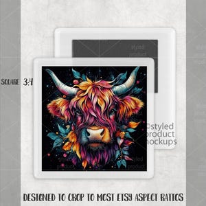 Puede incluir: Una impresi&oacute;n de arte digital de una vaca de las Tierras Altas, con colores vibrantes como rosa, naranja y azul. La obra de arte se muestra en una tableta blanca, dise&ntilde;ada para adaptarse a varias proporciones de Etsy. La vaca tiene cuernos grandes y est&aacute; rodeada de elementos florales.