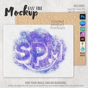 Puede incluir: Una maqueta de un azulejo de 15,24 x 20,32 cm con un diseño de acuarela de las letras "SPM" en un círculo. El azulejo es blanco con un fondo de acuarela azul claro y morado. El texto "Styled Product Mockups" está debajo del círculo.
