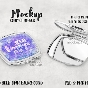 以下が含まれることがあります： 正方形のデザインの銀色のコンパクトミラー。ミラーが開いており、蓋にはカスタム画像を追加するための空白スペースがあります。蓋には「YOUR Image HERE」というテキストが表示されています。画像の右側には「CHANGE METAL TO ANY COLOR (PSD ONLY)」というテキストが表示されています。
