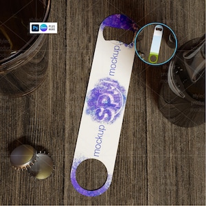 K&ouml;nnte beinhalten: Ein wei&szlig;er Flaschen&ouml;ffner mit einem lila und blauen Design, mit dem Text "SPM mockup". Der &Ouml;ffner hat unten ein kreisf&ouml;rmiges Loch und oben einen Flaschen&ouml;ffner. Der Hintergrund ist eine Holzoberfl&auml;che.