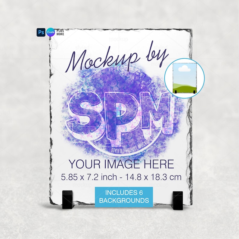 Puede incluir: Maqueta de producto de pizarra rectangular con borde rugoso, sostenida por dos soportes negros. El dise&ntilde;o presenta el texto "Mockup by SPM" sobre un fondo de acuarela morado y azul. Dimensiones: 14,8 x 18,3 cm.