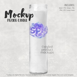 Op de afbeelding: Een mockup van een transparante glazen gebedskaars met een paars en blauw aquarelontwerp met de tekst "SPM". De tekst "Mockup Prayer Candle" staat boven de kaars en de tekst "Ostyled product mockups" staat onder de kaars.