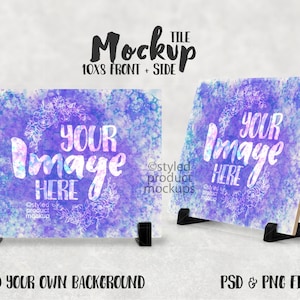 Pode incluir: Mockup de um azulejo de cerâmica de 10x8 polegadas com um fundo de aquarela que apresenta uma coroa de flores e o texto "Your Image Here". O azulejo é exibido em um suporte, com uma vista lateral também visível.