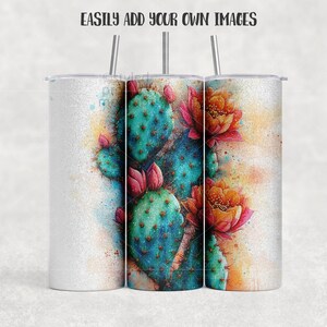 Peut inclure: Trois gobelets en acier inoxydable avec couvercles et pailles. Ils pr&eacute;sentent un motif aquarelle de cactus avec des coussinets vert-bleu et des fleurs roses et orange. Le texte "EASILY ADD YOUR OWN IMAGES" est en haut.