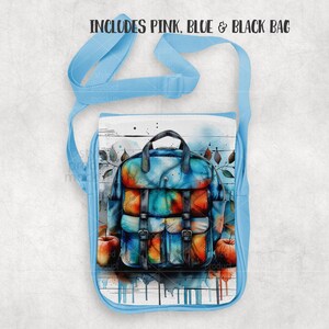 K&ouml;nnte beinhalten: Eine hellblaue Umh&auml;ngetasche mit einem Aquarelldesign eines Rucksacks und zwei &Auml;pfeln. Der Rucksack ist blau, orange und gelb mit schwarzen Riemen. Der Text "INCLUDES PINK, BLUE & BLACK BAG" steht oben.