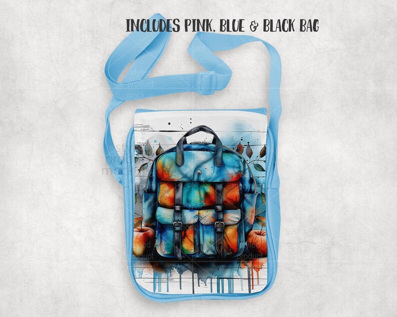 K&ouml;nnte beinhalten: Eine hellblaue Umh&auml;ngetasche mit einem Aquarelldesign eines Rucksacks und zwei &Auml;pfeln. Der Rucksack ist blau, orange und gelb mit schwarzen Riemen. Der Text "INCLUDES PINK, BLUE & BLACK BAG" steht oben.