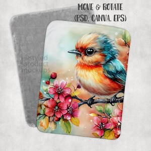 Peut inclure: Une couverture douce avec une peinture &agrave; l'aquarelle d'un oiseau color&eacute; perch&eacute; sur une branche avec des fleurs roses. L'oiseau a des plumes orange, bleues et jaunes. La couverture est blanche avec un dos gris. Le texte "MOVE & ROTATE (PSD, CANVA, EPS)" est visible.