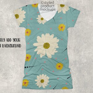 Op de afbeelding: Een lichtblauw V-hals T-shirt met een witte print van madeliefjes. Het shirt heeft een ontspannen pasvorm en is perfect voor de zomer.