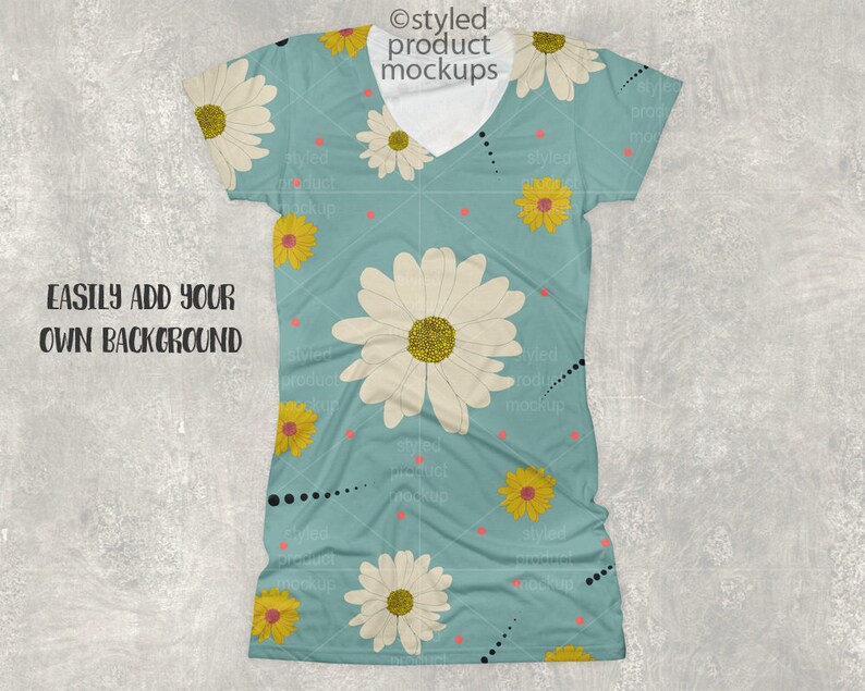 Op de afbeelding: Een lichtblauw V-hals T-shirt met een witte print van madeliefjes. Het shirt heeft een ontspannen pasvorm en is perfect voor de zomer.