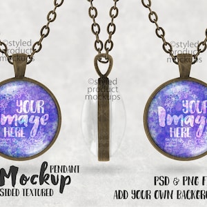 Puede incluir: Una maqueta de un collar de colgante de dos caras con un dije redondo de vidrio. El dije tiene un fondo de acuarela morado y azul con el texto "YOUR IMAGE HERE". El collar está hecho de una cadena de metal marrón.