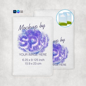 以下が含まれることがあります： 「Mockup by SPM」と「Your Image Here」の文字が入った白いパスポートホルダーのモックアップ。ホルダーのサイズは15.9 x 23 cmです。デザインは紫と青の水彩画風です。小さな画像も含まれています。