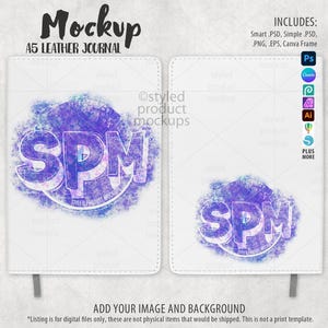 Könnte beinhalten: Ein weißes A5-Lederjournal-Mockup mit dem Text "Mockup" und "A5 LEATHER JOURNAL" in Schwarz. Das Journal hat ein lila-blaues Design mit den Buchstaben "SPM". Enthält Smart PSD, Simple PSD, PNG, EPS und Canva Frame.