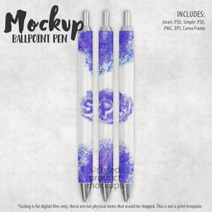 Könnte beinhalten: Drei Kugelschreiber mit weißem Hintergrund und einem violetten Aquarelldesign. Die Stifte haben silberne Kappen und Spitzen. Der Text "Mockup Ballpoint Pen" befindet sich oben im Bild. Der Text "INCLUDES: Smart PSD, Simple PSD, PNG, EPS, Canva Frame" befindet sich oben rechts im Bild.