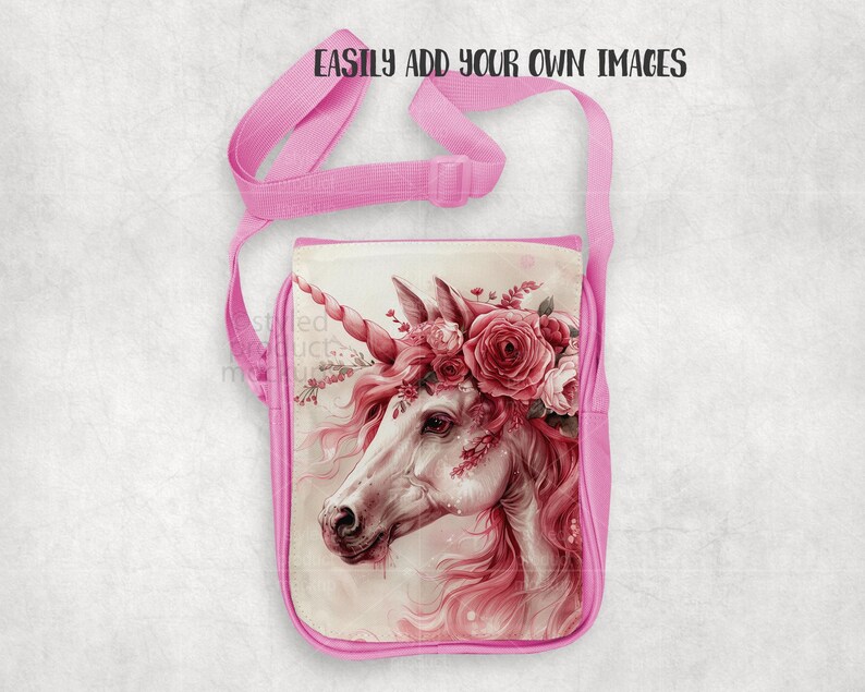 K&ouml;nnte beinhalten: Rosa Umh&auml;ngetasche mit einer Illustration eines Einhorns mit Blumenkrone. Die Tasche hat einen rosa Riemen und Besatz, mit dem Text "EASILY ADD YOUR OWN IMAGES" oben. Das Einhorn hat ein rosa Horn und eine M&auml;hne.