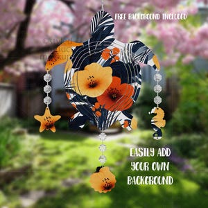Op de afbeelding: Een decoratieve metalen windspinner in de vorm van een zeeschildpad, met een bloemenpatroon van oranje en witte bloemen op een marineblauwe achtergrond. Het heeft een zeester, zeepaardje en schelpenbedel, met kristallen kralen. Tekst: "FREE BACKGROUND INCLUDED" en "EASILY ADD YOUR OWN BACKGROUND."