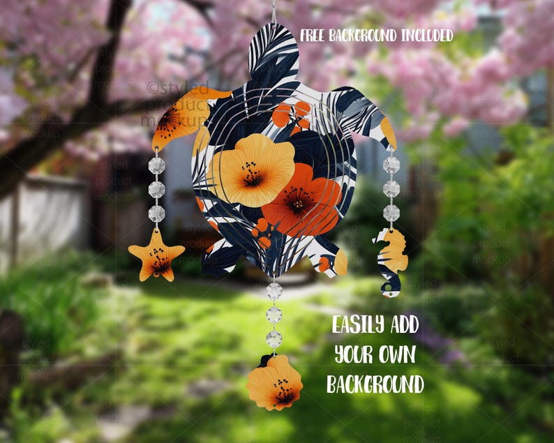 Op de afbeelding: Een decoratieve metalen windspinner in de vorm van een zeeschildpad, met een bloemenpatroon van oranje en witte bloemen op een marineblauwe achtergrond. Het heeft een zeester, zeepaardje en schelpenbedel, met kristallen kralen. Tekst: "FREE BACKGROUND INCLUDED" en "EASILY ADD YOUR OWN BACKGROUND."