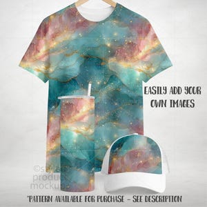 Pu&ograve; includere: Una t-shirt a maniche corte, un bicchiere cilindrico con cannuccia e un berretto da baseball, tutti caratterizzati da un motivo astratto coordinato effetto marmo nei toni del verde acqua, rosa e oro con accenti glitterati. Testo visibile.