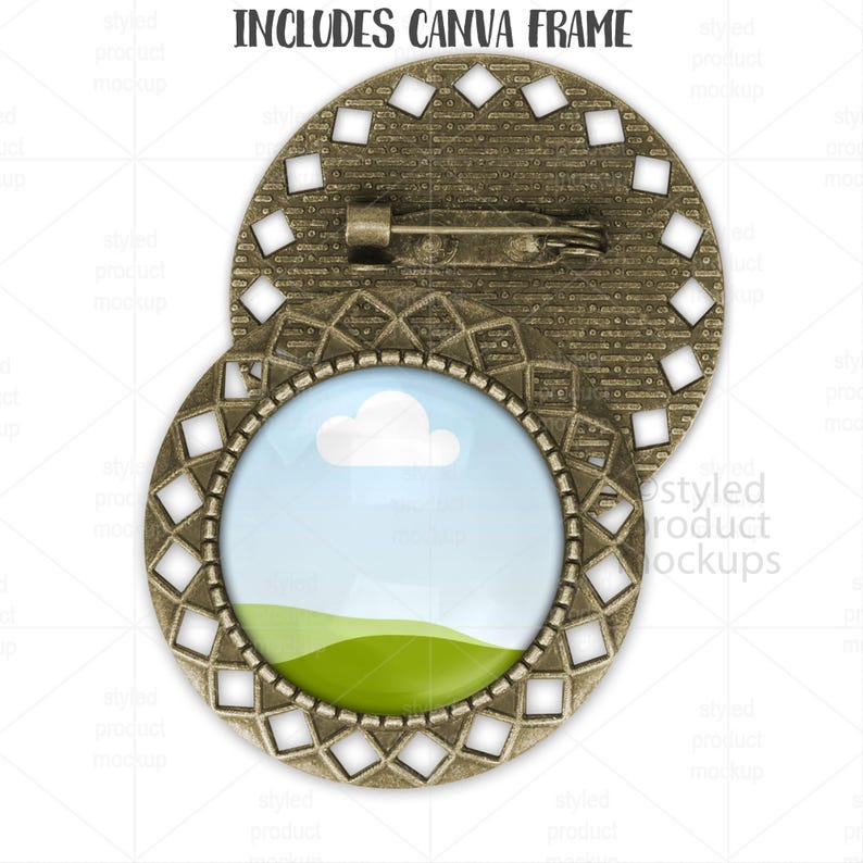 Op de afbeelding: Een bronzen speld met een decoratief frame en een ronde glazen inzet. De inzet toont een landschap met een blauwe lucht, een witte wolk en groene heuvels. De tekst "INCLUDES CANVA FRAME" staat bovenaan.
