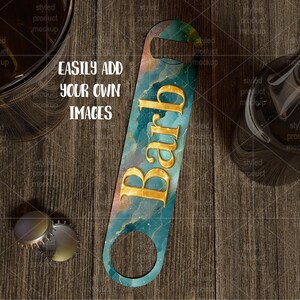 K&ouml;nnte beinhalten: Ein teal- und goldfarbener Flaschen&ouml;ffner mit dem Namen "Barb" in goldfarbenen Buchstaben. Der &Ouml;ffner hat ein marmoriertes Design und eine kreisf&ouml;rmige &Ouml;ffnung. Der Text "EASILY ADD YOUR OWN IMAGES" ist ebenfalls sichtbar.
