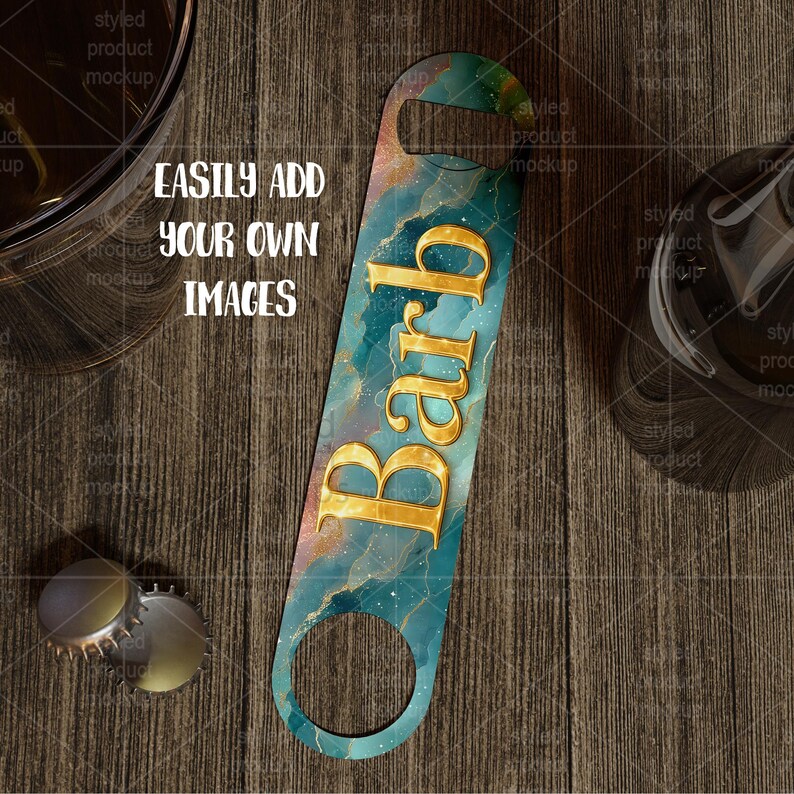 K&ouml;nnte beinhalten: Ein teal- und goldfarbener Flaschen&ouml;ffner mit dem Namen "Barb" in goldfarbenen Buchstaben. Der &Ouml;ffner hat ein marmoriertes Design und eine kreisf&ouml;rmige &Ouml;ffnung. Der Text "EASILY ADD YOUR OWN IMAGES" ist ebenfalls sichtbar.