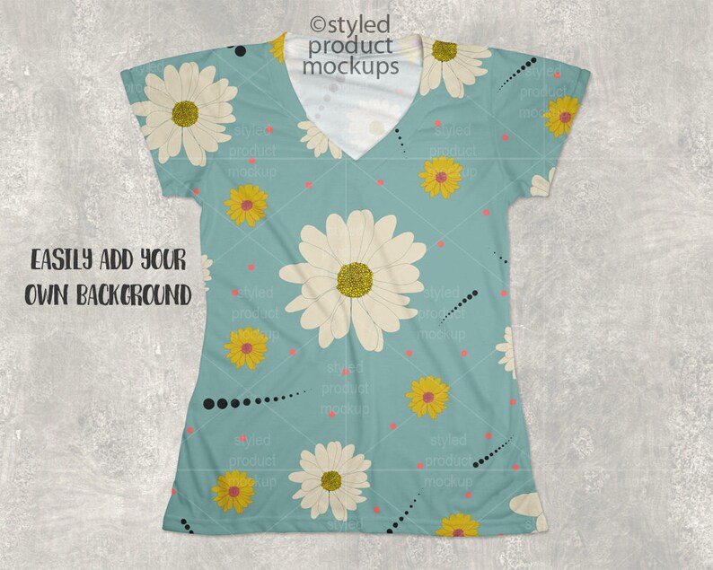Op de afbeelding: Een lichtblauw V-hals T-shirt met een madeliefjespatroon, met grote witte en gele bloemen. Het shirt heeft korte mouwen en de tekst "EASILY ADD YOUR OWN BACKGROUND" is zichtbaar.