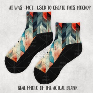 K&ouml;nnte beinhalten: Ein Paar Kn&ouml;chelsocken mit einem farbenfrohen Federdesign. Die Socken haben eine schwarze Ferse und Zehen, mit einem Muster im Aquarellstil in Blau-, Orange- und Cremet&ouml;nen. Der Text "AI WAS -NOT- USED TO CREATE THIS MOCKUP" und "REAL PHOTO OF THE ACTUAL BLANK" sind sichtbar.