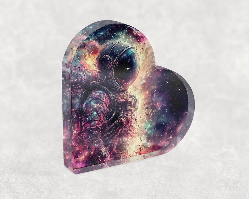 Pu&ograve; includere: Vassoio decorativo a forma di cuore con un astronauta in tuta spaziale su uno sfondo di galassia vibrante. L'opera d'arte presenta una miscela di tonalit&agrave; viola, blu e arancioni, creando un tema cosmico. Il vassoio &egrave; realizzato in materiale lucido.