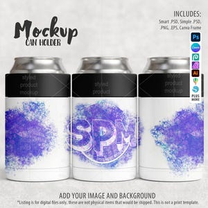 Puede incluir: Maqueta de un portavasos blanco con un diseño de acuarela púrpura y azul. El portavasos tiene una banda negra con el texto "styled product mockup". El texto "SPM" también es visible en el portavasos. La imagen incluye el texto "INCLUDES: Smart PSD, Simple PSD, PNG, EPS, Canva Frame".