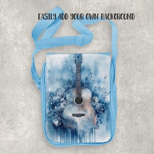 K&ouml;nnte beinhalten: Hellblaue Umh&auml;ngetasche mit Aquarelldesign mit einer Gitarre und floralen Akzenten. Die Tasche hat einen passenden verstellbaren Riemen und den Text "EASILY ADD YOUR OWN BACKGROUND" oben.