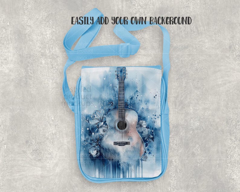 K&ouml;nnte beinhalten: Hellblaue Umh&auml;ngetasche mit Aquarelldesign mit einer Gitarre und floralen Akzenten. Die Tasche hat einen passenden verstellbaren Riemen und den Text "EASILY ADD YOUR OWN BACKGROUND" oben.