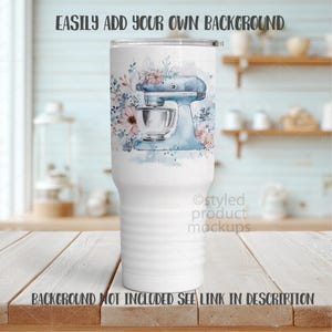 K&ouml;nnte beinhalten: Eine wei&szlig;e Keramik-Tasse mit schwarzem Henkel und dem Text "But First, Coffee" in schwarzer, fetter Schrift. Die Tasse steht auf einer wei&szlig;en Oberfl&auml;che.
