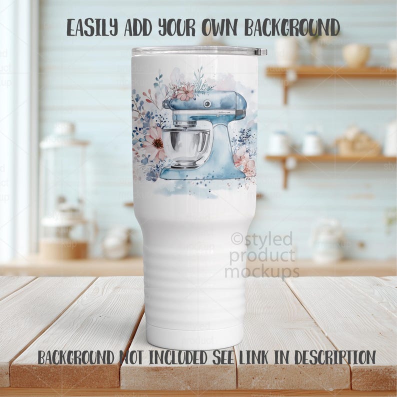 K&ouml;nnte beinhalten: Eine wei&szlig;e Keramik-Tasse mit schwarzem Henkel und dem Text "But First, Coffee" in schwarzer, fetter Schrift. Die Tasse steht auf einer wei&szlig;en Oberfl&auml;che.