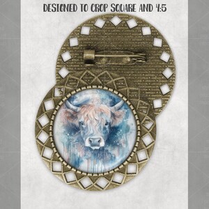 Op de afbeelding: Ronde broche in antiek messing met een aquarel van een Schotse Hooglandkoe. De broche heeft een speldsluiting en een decoratief open ontwerp. De tekst "DESIGNED TO CROP SQUARE AND 4:5" staat bovenaan.