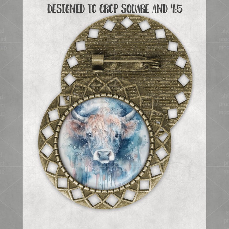 Op de afbeelding: Ronde broche in antiek messing met een aquarel van een Schotse Hooglandkoe. De broche heeft een speldsluiting en een decoratief open ontwerp. De tekst "DESIGNED TO CROP SQUARE AND 4:5" staat bovenaan.