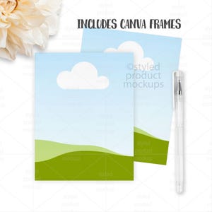 Puede incluir: Dos tarjetas de maqueta de producto con un dise&ntilde;o de cielo y nubes, y un paisaje verde en la parte inferior. El texto "INCLUDES CANVA FRAMES" est&aacute; en la parte superior. Un bol&iacute;grafo transparente est&aacute; en el lado derecho. Las tarjetas son para maquetas de productos.