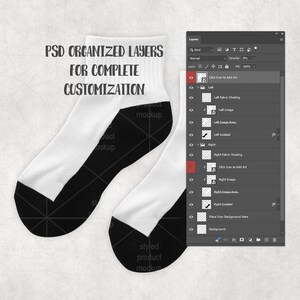 K&ouml;nnte beinhalten: Ein Paar wei&szlig;e Crew-Socken mit schwarzen Fersen und Zehen. Der Text "PSD ORGANIZED LAYERS FOR COMPLETE CUSTOMIZATION" ist sichtbar. Eine digitale Designoberfl&auml;che ist ebenfalls im Bild enthalten.
