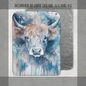 Peut inclure: Illustration de style aquarelle d'une vache des Highlands avec de longues cornes et une fourrure hirsute. Le visage de la vache est au centre, avec des tons bleus, bruns et blancs. Le fond pr&eacute;sente des &eacute;claboussures d'aquarelle bleues et blanches.