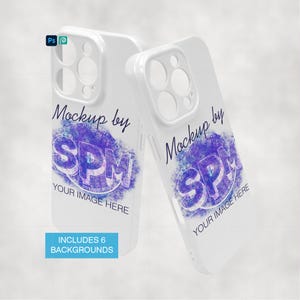 Puede incluir: Dos fundas blancas para tel&eacute;fono con acabado brillante. Cada funda presenta un dise&ntilde;o morado y azul con el texto "Mockup by SPM YOUR IMAGE HERE". Un rect&aacute;ngulo azul en la parte inferior dice "INCLUDES 6 BACKGROUNDS."