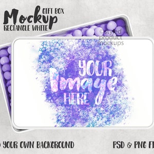 Puede incluir: Maqueta de caja de regalo rectangular blanca con un diseño de acuarela púrpura y azul. El diseño presenta el texto "YOUR IMAGE HERE" y acentos florales blancos. La caja está abierta y llena de caramelos morados.