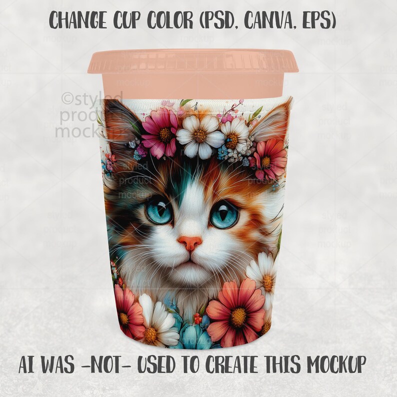 Puede incluir: Un vaso de pl&aacute;stico transparente con tapa rosa, con una colorida ilustraci&oacute;n de un gato con ojos azules y una corona floral. El texto "CHANGE CUP COLOR (PSD, CANVA, EPS)" y "AI WAS -NOT- USED TO CREATE THIS MOCKUP" son visibles.