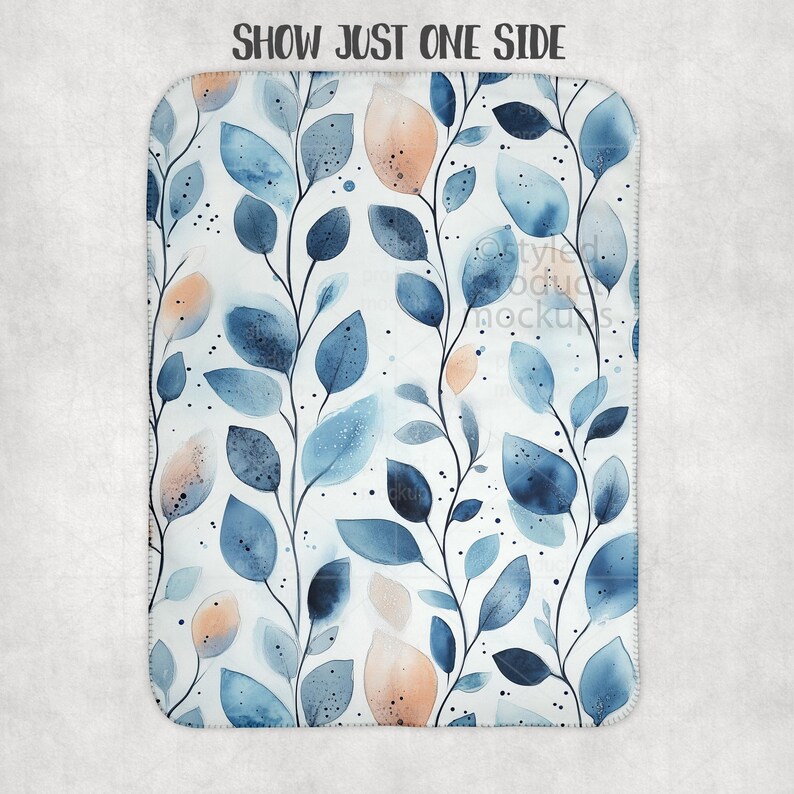 Peut inclure: Une couverture rectangulaire avec un motif aquarelle de feuilles et de tiges bleues et p&ecirc;che sur fond blanc. La couverture a des coins arrondis et le texte "SHOW JUST ONE SIDE" en haut.
