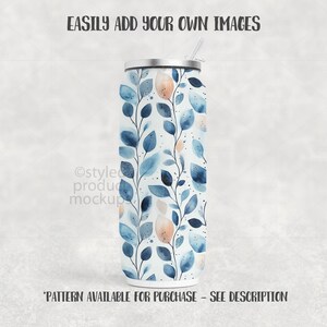 Puede incluir: Un vaso de acero inoxidable con un dise&ntilde;o floral de hojas azules y melocot&oacute;n sobre un fondo blanco. Tiene una tapa plateada y una pajita transparente. El texto en la parte superior dice "EASILY ADD YOUR OWN IMAGES".