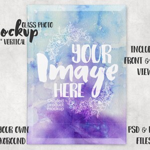 Puede incluir: Una maqueta de una foto de vidrio vertical de 5x7 pulgadas con un fondo de acuarela. El texto "Your Image Here" está escrito en blanco sobre el vidrio. El fondo es una mezcla de morado, azul y rosa.