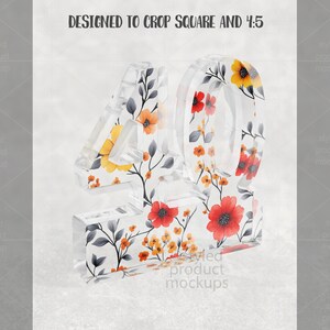 Puede incluir: Un n&uacute;mero 40 de acr&iacute;lico transparente con un dise&ntilde;o floral con flores rojas, naranjas y amarillas. Las flores est&aacute;n sobre un fondo blanco con hojas grises. El texto "DESIGNED TO CROP SQUARE AND 4:5" est&aacute; en la parte superior.