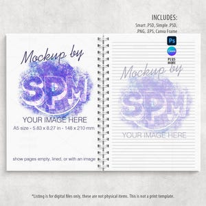 Könnte beinhalten: Geöffnete Spiralnotizbuch-Mockup mit linierten Seiten. Die linke Seite zeigt den Text "Mockup by SPM" über einem lila und blauen Design, darunter "YOUR IMAGE HERE". Die rechte Seite ist liniert. Enthält Smart .PSD, Simple .PSD, PNG, EPS und Canva Frame.