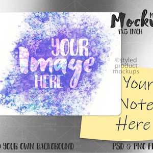Puede incluir: Una maqueta de imán de 4x5 pulgadas con un fondo de acuarela en tonos de morado y azul. El texto "YOUR Image HERE" está escrito en blanco en el imán. Una nota adhesiva amarilla está pegada al imán con el texto "Your Note Here".